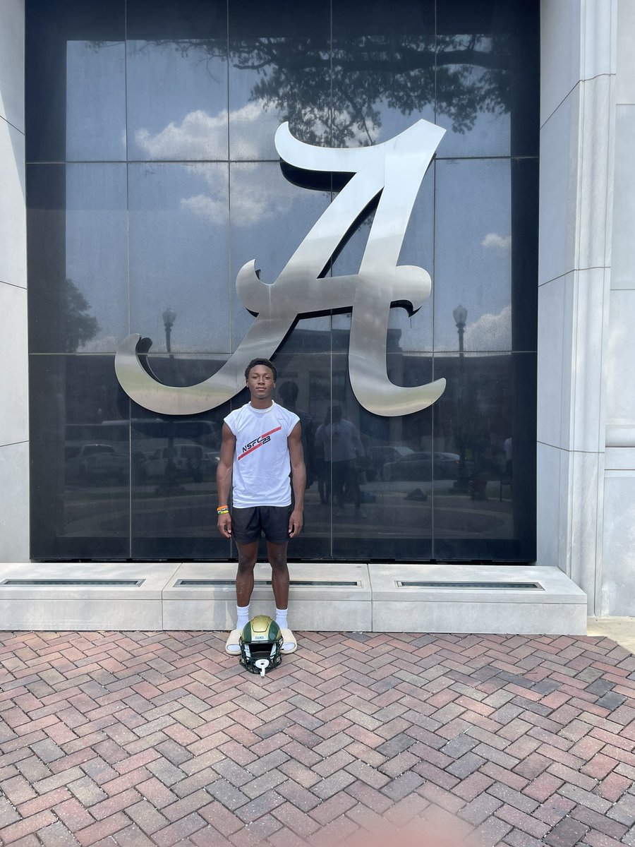 larrymcswainjr's tweet photo. Thankful for the help from all of the coaches and @HoodBall_15 at the @AlabamaFTBL camp! More room to improve. https://t.co/DgBMKHslSM