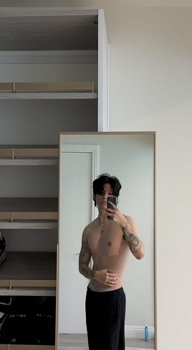 DarrenLiang12's tweet photo. finger tats hurt so much https://t.co/trxatIE5L5