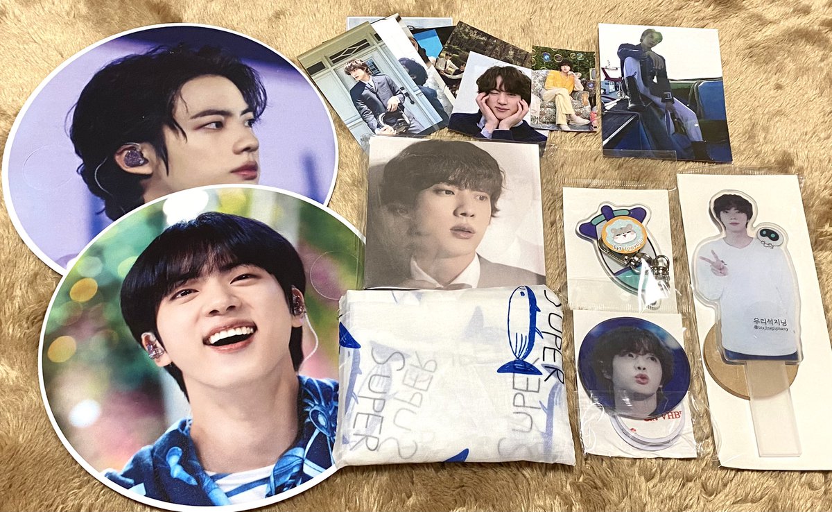 btsjin_apobanpo's tweet photo. awake cafe行った時に
頂いたソンムル🎁💜
ジンくんが沢山で豪華💕💕
韓国語話せないし
あちらも日本語話せないけど
パパゴ使いながら会話して
すごく素敵な方だった🥰✨
毎日、次いつ渡韓できるか考えてる💭
#BTSJIN #awakecafe https://t.co/yKeSiaiErj