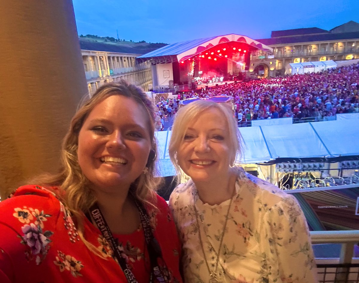 I just love my job! 🤩 Another fantastic evening at @ThePieceHall this evening, so brilliant to chat & spend time with you @TracyBrabin ❤️❤️ 🎶 aren’t we lucky to have our @NickyChanThomDL?! 

#events #eventprofs #eventprofsuk #gigs #LiveAt #livemusic
