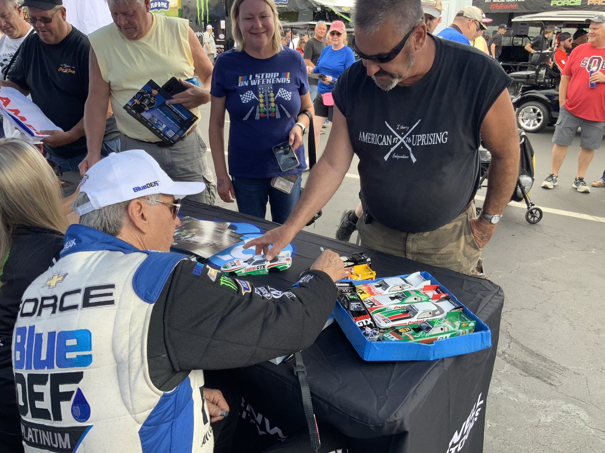 So many great fans #NorwalkNats for the JFR autograph session at the Cornwell Tools tent this morning.