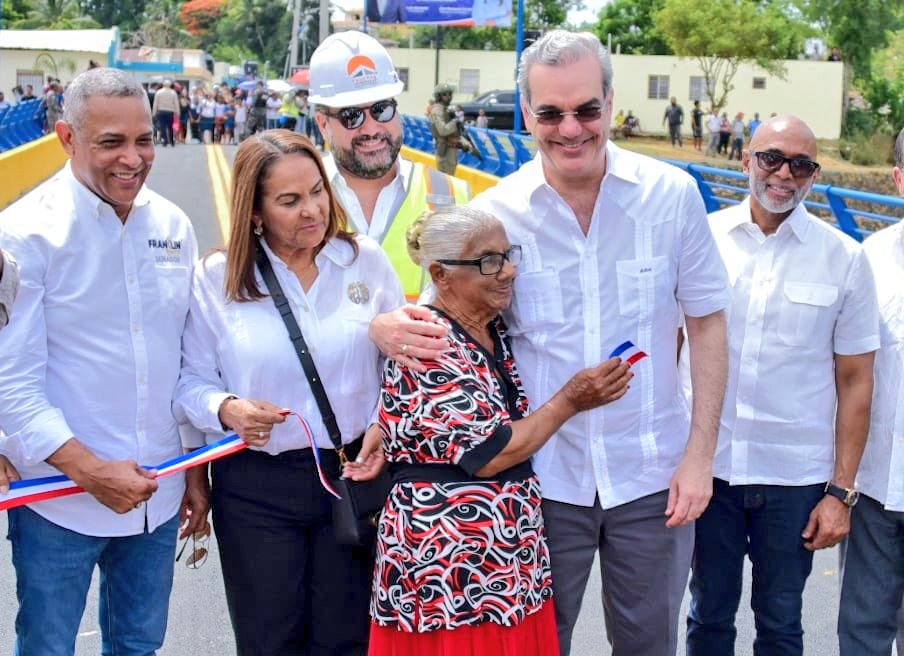 ztaveras's tweet photo. Gracias siempre por su confianza Sr. Presidente @luisabinader vamos por más. #EstamosCumpliendo #EstoEsCambio #PPLA https://t.co/DftteXD6c0