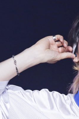 Does anyone notice the ring Hyukjae wear today? I’m really curious about it…