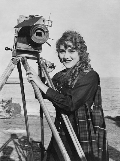 #OnThisDay in 1916: Mary Pickford becomes Hollywood’s first million-dollar actress when she signed a two-year million dollar contract as an independent producer with Paramount Pictures.