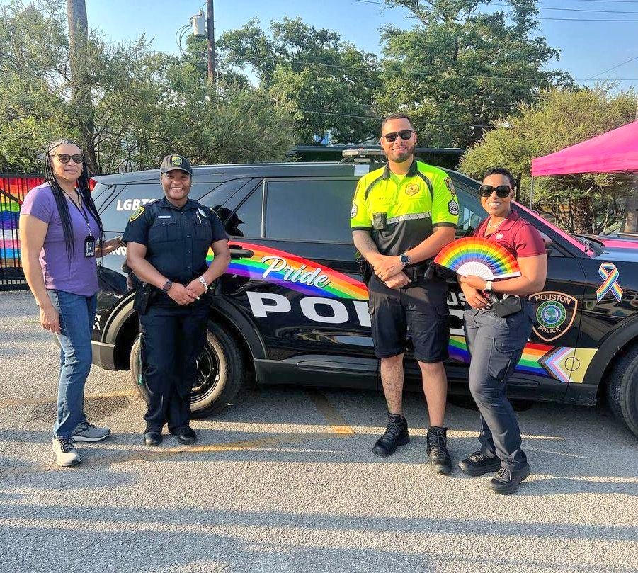 🗣 Wishing everyone a #fun #safe & #hydrated time at today's #prideparade 🏳️‍🌈

📢 Please remember to drink water💧

#communityaffairs #pridemonth #houston #pridehouston #pride #pride🌈 #community #communitypolicing #relationalpolicing #hpd