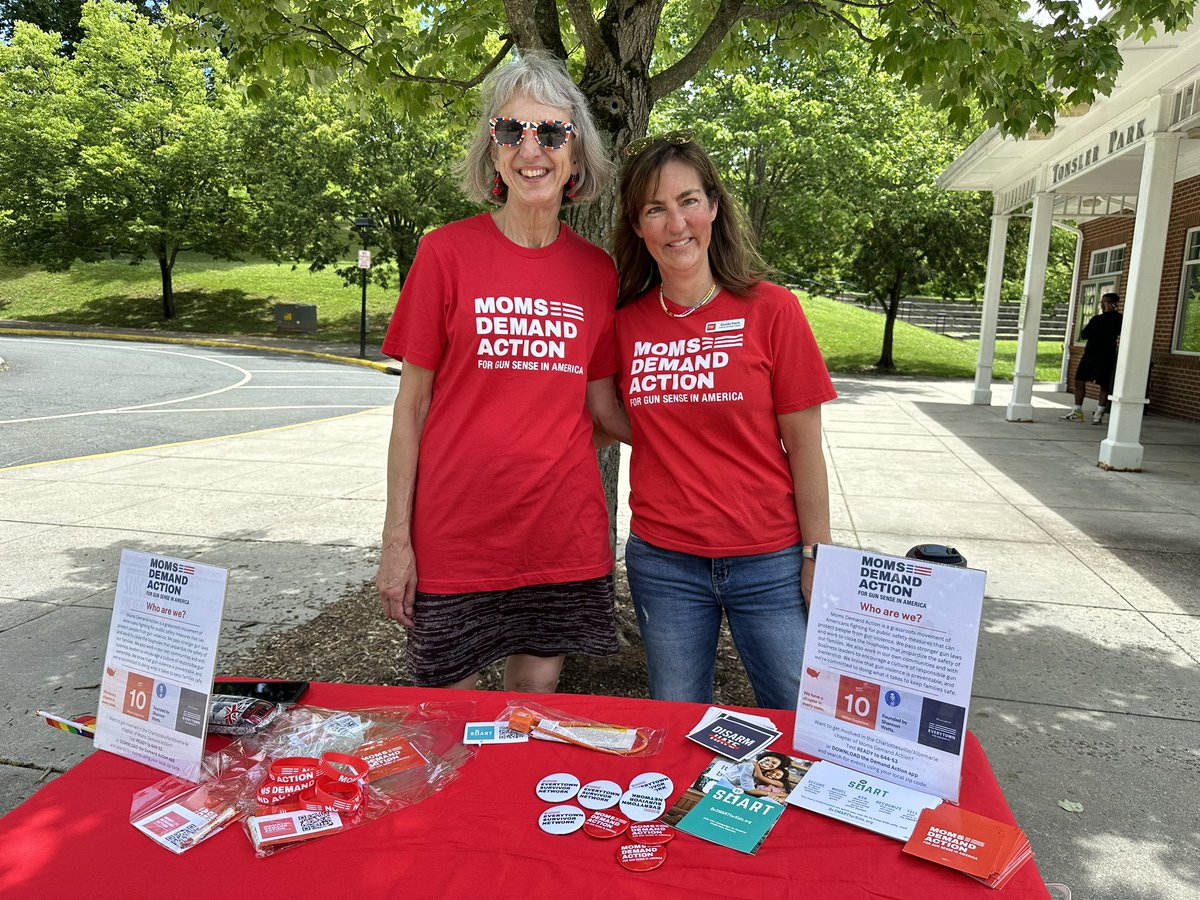 #Charlottesville @MomsDemand volunteers were at Tonsler Park today talking with our community about ways to help prevent gun violence! We handed out gun locks and signed up some eager new volunteers. #MomsAreEverywhere