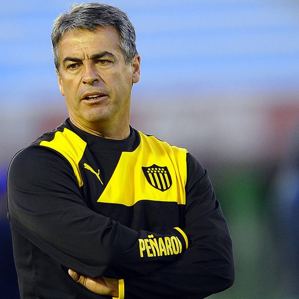 Volvió el "que se vayan todos, que no quede ni uno solo". Bengoechea, el principal responsable, en otra muestra de su característica soberbia desoye al hincha de Peñarol.