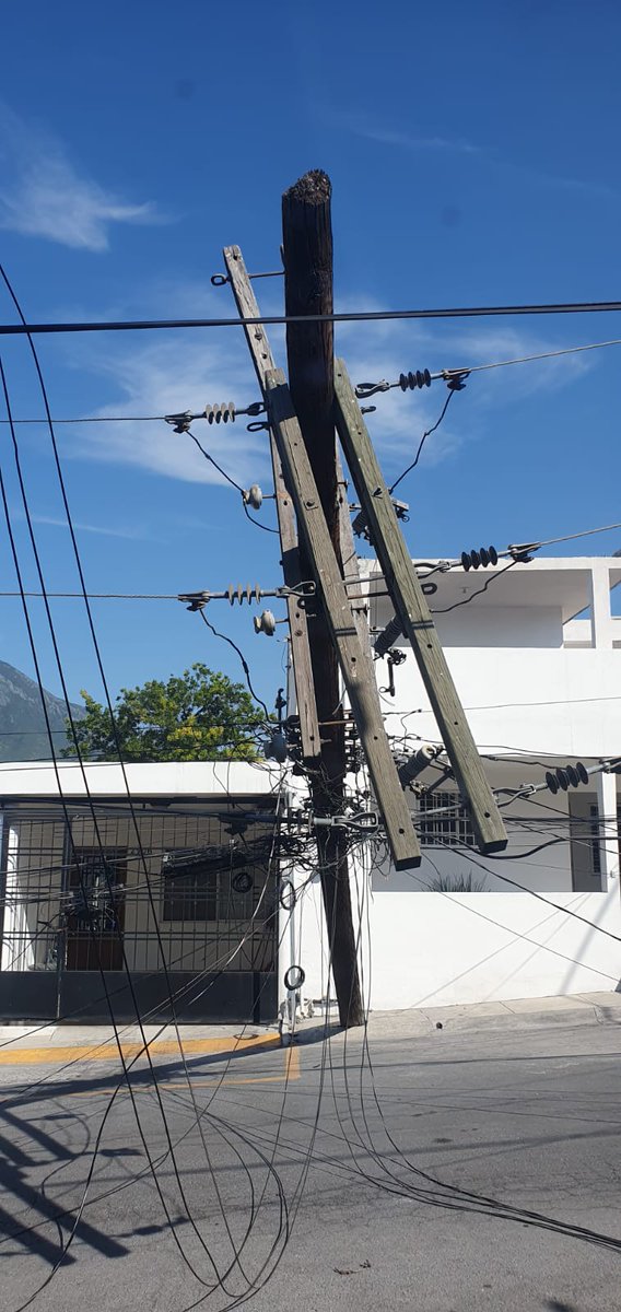 AnMercerS's tweet photo. Los vecinos de Villa los Pinos Mty llevamos días reportando que el poste con cables de alta tensión se está cayendo, @CFEmx nos ignoró @CNPC_MX no hizo nada, y ahora el poste está casi en el suelo y los cables ya están soltando chispas y a punto de prenderse en llamás. https://t.co/qcoOvo2r9T