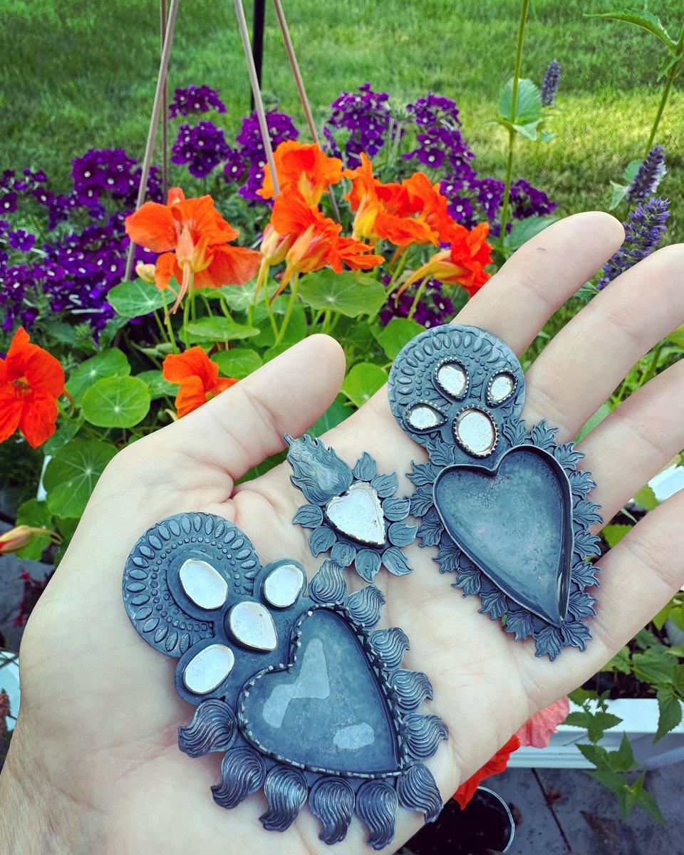 ProxArtist's tweet photo. An interesting part of the process. For those that know: LOS, for those that don’t: Liver of Sulphur 😝 
.
.
#black #blackheart #sacred #process #partoftheprocess #metalsmith #sacredheart #milagros #milagro #proxartist #artjewelry https://t.co/DOyeLHPt1X
