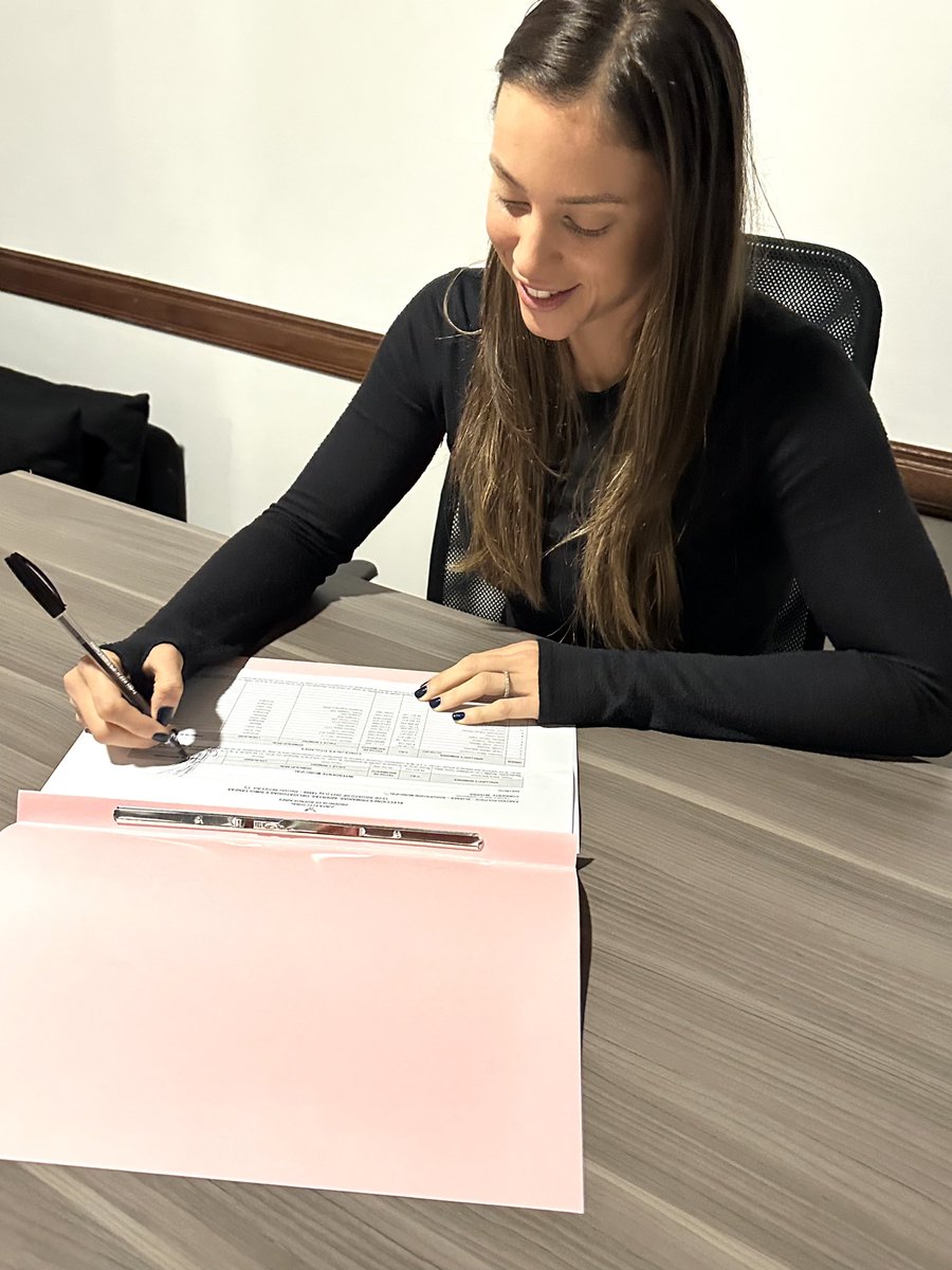 Quiero contarles que voy a ser precandidata a intendente de San Isidro.

Desde siempre, me formé para trabajar por el bienestar de todas y todos los vecinos, y así lo hice desde la militancia y la función pública. 

Por eso, con la responsabilidad que  implica, hoy me siento