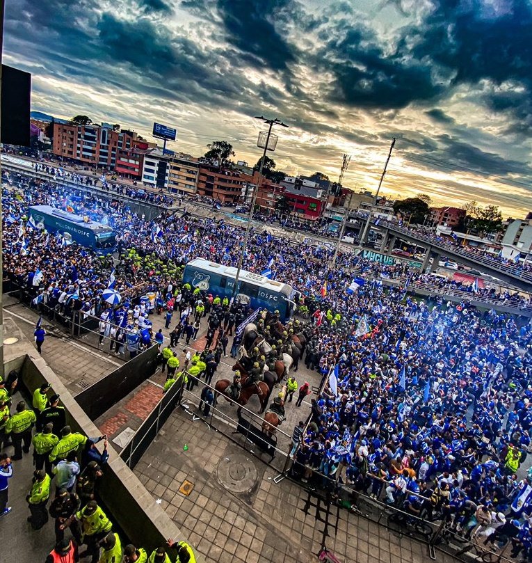 TiroLibre_Col's tweet photo. El famoso Mar Azul 🔵

- Millonarios FC, Bogotá, Colombia https://t.co/jb3PKe2cAQ