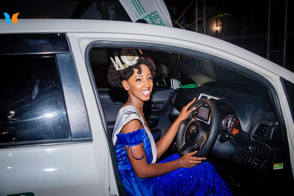 MagazineJimbere's tweet photo. 🎉 Et radieusement les lauréates de #MissBurundi2023 récompensées...
👑 L'heureuse élue Lellie Carelle Ndayizeye rentre avec une voiture #Ractis offerte par la @CRDBbankBurundi, une promesse de 480 litres de #carburant, une assurance de son véhicule, sa réparation en cas d'endommagement, un billet d'avion aller-retour #Bujumbura-#Dubaï de l'agence de voyage #Satguru et un salaire mensuel de 500.000 Fbu
#Burundi