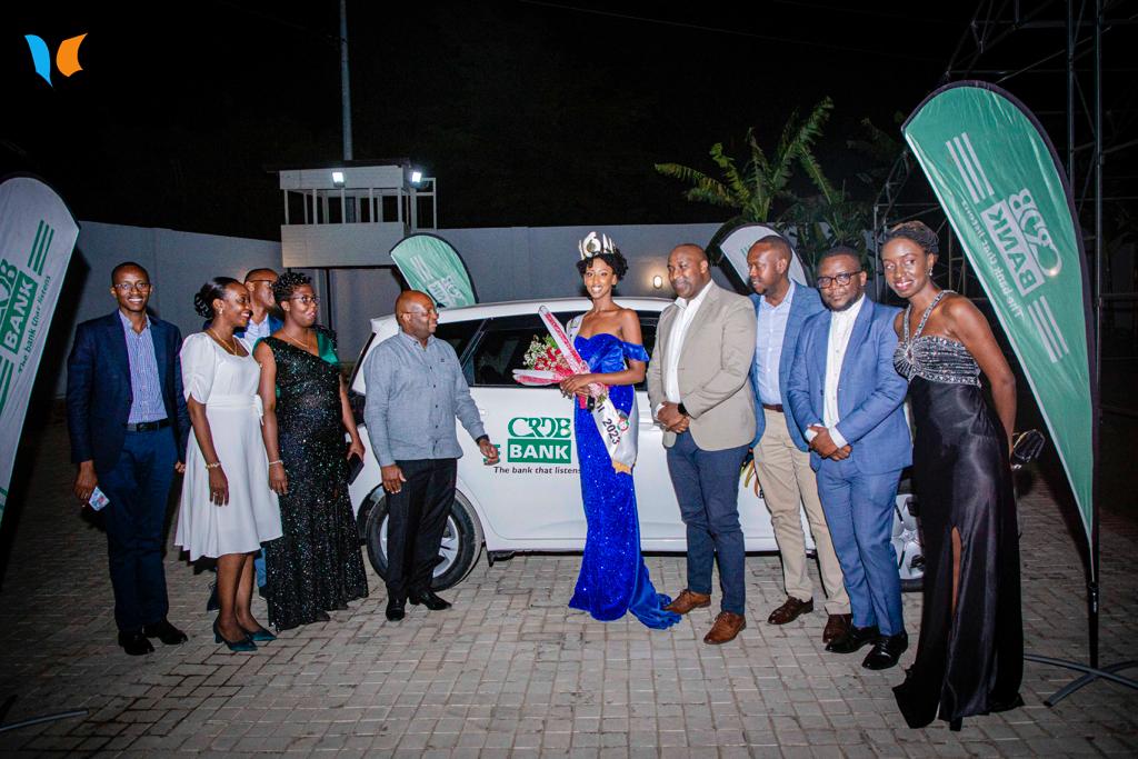 MagazineJimbere's tweet photo. 🎉 Et radieusement les lauréates de #MissBurundi2023 récompensées...
👑 L'heureuse élue Lellie Carelle Ndayizeye rentre avec une voiture #Ractis offerte par la @CRDBbankBurundi, une promesse de 480 litres de #carburant, une assurance de son véhicule, sa réparation en cas d'endommagement, un billet d'avion aller-retour #Bujumbura-#Dubaï de l'agence de voyage #Satguru et un salaire mensuel de 500.000 Fbu
#Burundi