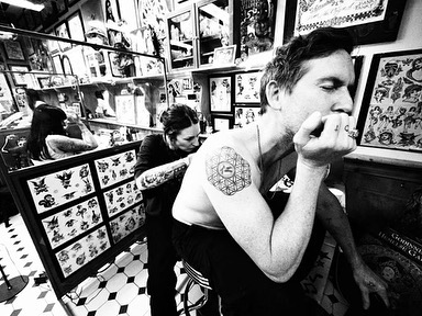 📸 | Adam Levine and Jesse Carmichael with tattoo artist Henk Schiffmacher in Amsterdam today.