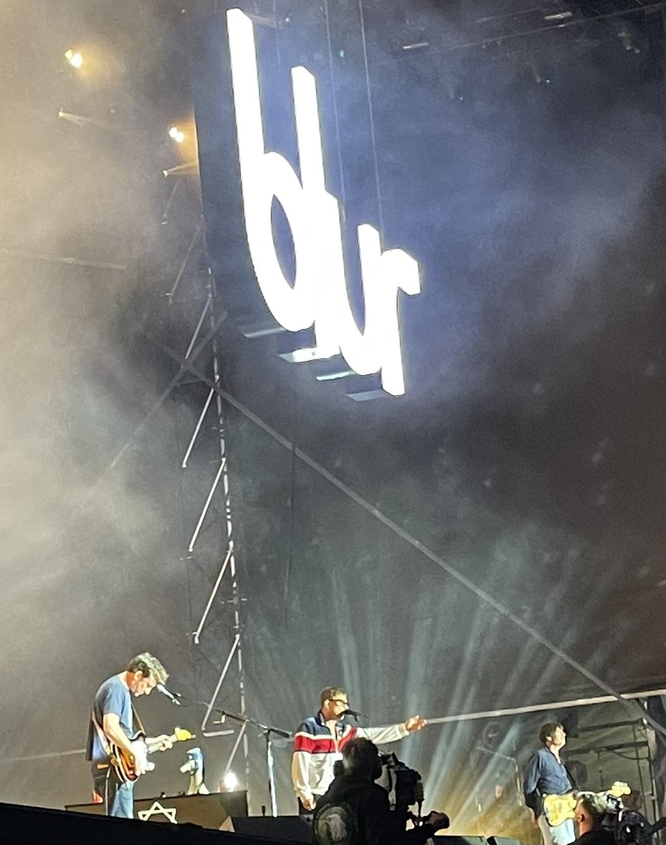 So special to be able to take my 17 year old daughter to her first Blur gig tonight. 
The band were on scintillating form, & delivered a brilliant setlist - including a guest appearance from Phil Daniels for Parklife!
Let’s do it all again at Wembley Stadium in 2 weeks. 🥰 #blur