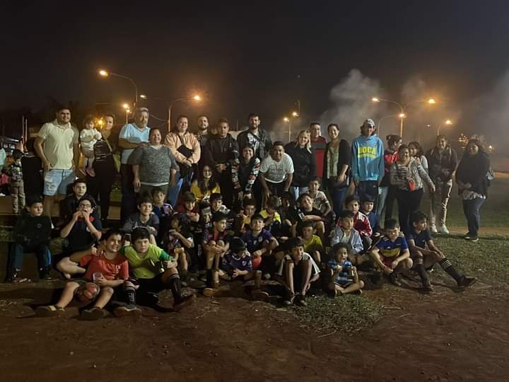 Gran agasajo a la Escuelita de Fútbol “Yaguareté“ con una cena y una charla motivacional. 

Estamos convencidos de que la disciplina en el deporte, el compañerismo y la humildad representan grandes valores en nuestra sociedad.

#NuevaJuntaRenovadora
#FrenteRenovadorDeLaConcordia