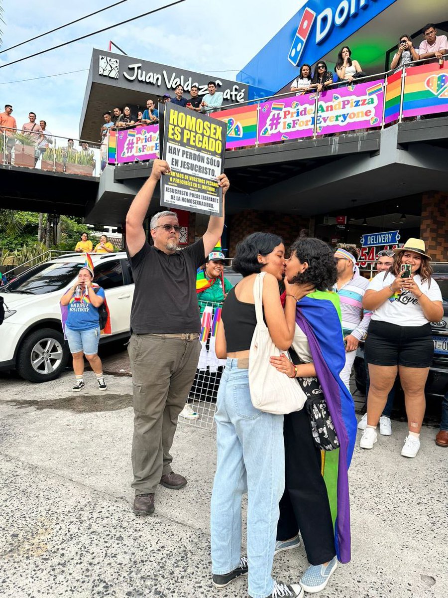 gomaxxx's tweet photo. 🏳️‍⚧️ #Orgullo2023 || #Pride2023 🏳️‍🌈

“Las amigas que se besan son la mejor compañía" 
— @tokischa_ &amp; @rosalia (2019)

📸 gracias a @labrujula_rev (2023)

🏳️‍🌈#Orgullo2023SV || #PrideSV 🏳️‍⚧️ https://t.co/81FtgUkyVl