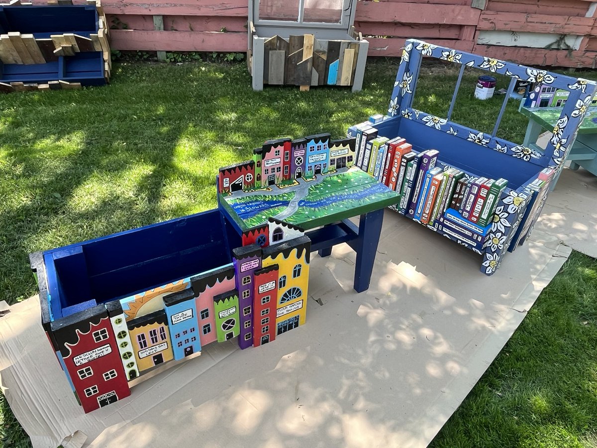 floreterna123's tweet photo. Was a good day for bad plant puns 😉 #yeg #yegartist #flowerboxes #yeggarden #bibliophile #upcycle https://t.co/s0nPqJ2THt