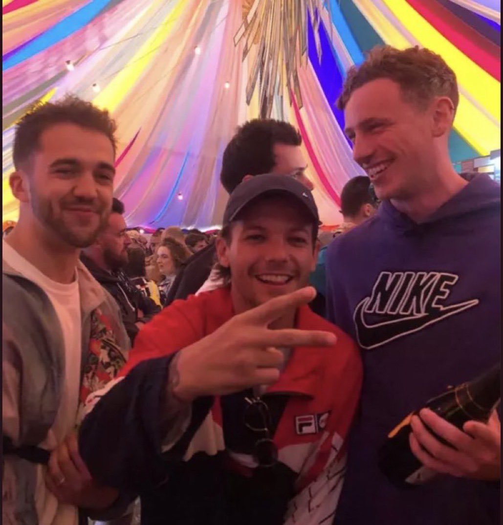 GalMarielena's tweet photo. In honor of pride and Glastonbury let’s not forget Louis at the Pride tent at Glastonbury in 2019 🫡🏳️‍🌈 https://t.co/M3qCeJVLRN