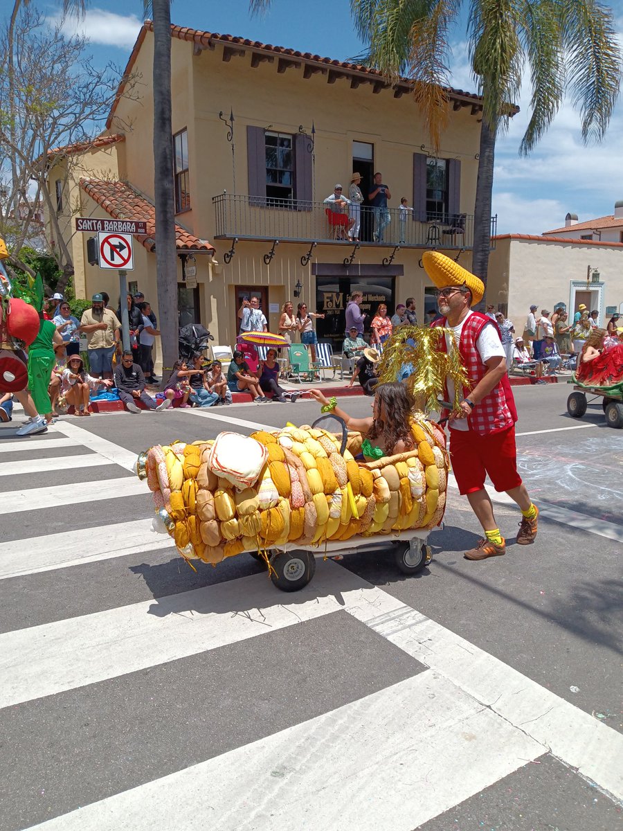 cookiesinheaven's tweet photo. "Back to our roots"
Root Beer, of course!
#SantaBarbara #SolsticeParade https://t.co/m4tgybWxdw