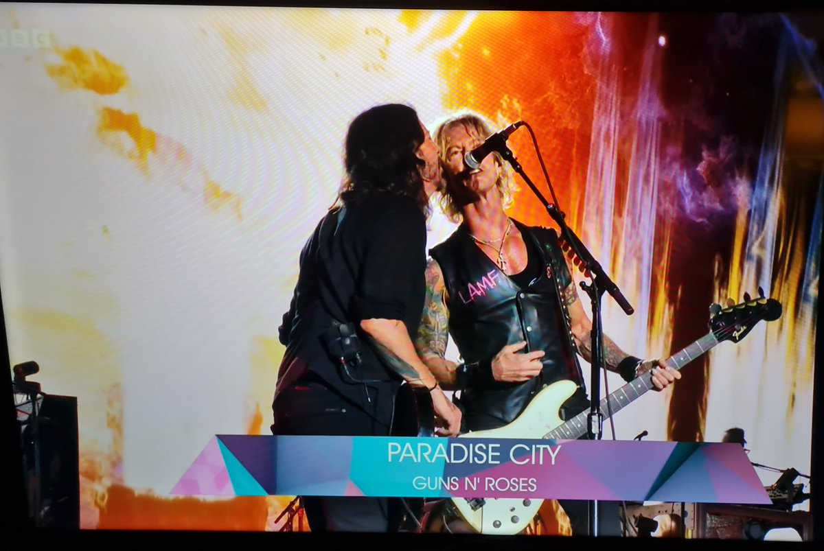 When Axl said he was bringing a friend out I thought it was gonna be Izzy Stradlin, i must be the only person disappointed it was just Dave Grohl 😅

In another time, a member Nirvana popping out onstage with #GunsNRoses would have been unthinkable!