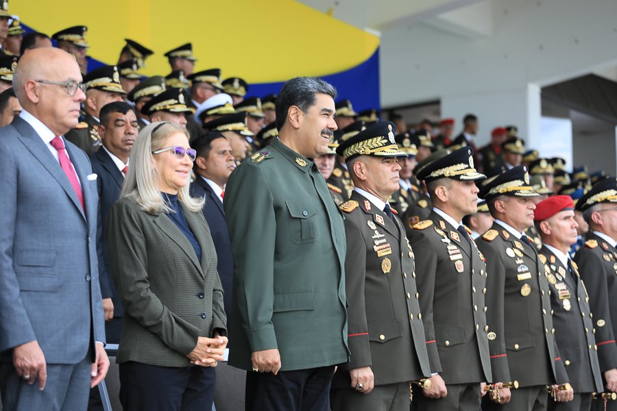 #HaceMinutos || Pdte. @NicolasMaduro: Nuestro pueblo espera por todo lo que tenemos que hacer por el futuro de Venezuela, nos espera un futuro de grandeza y prosperidad. #24Jun #VictoriaAntiimperialista