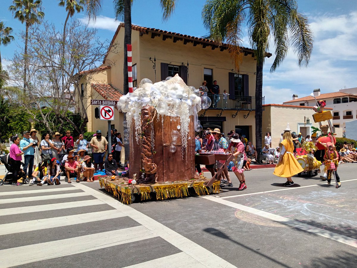 cookiesinheaven's tweet photo. "Back to our roots"
Root Beer, of course!
#SantaBarbara #SolsticeParade https://t.co/m4tgybWxdw