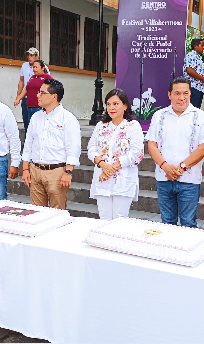 Partida de pastel en el aniversario de Villahermosa en zona luz Centro a cargo de la Alcaldesa @YolandaOsunaH .

#DerechoALaCiudad