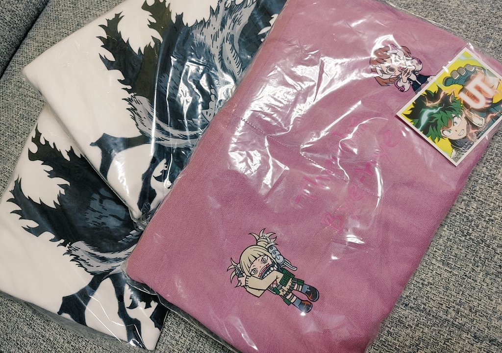 pan12450's tweet photo. ヒロアカユニクロコラボTシャツ届いた😭❤
WITH ＵＴス��ッカーオンラインだと抽選なのに入っててくれてた…本当にありがとうございますありがとうございます🙇‍♂️🙇‍♂️🙇‍♂️ https://t.co/r1vj9uePum