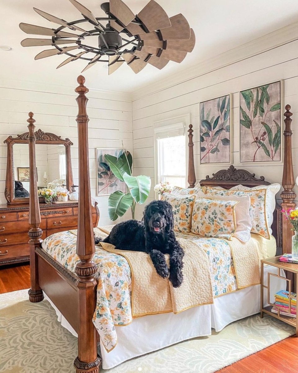 A perfect blend of classic décor and contemporary elegance, this irresistibly cozy bedroom showcased by @simplysoutherncottage inspires dreams of lazy July days. 

#southernladymag #repost #southernhomes #interiordesign #southerninteriors #southerndecor #bedroominspo
