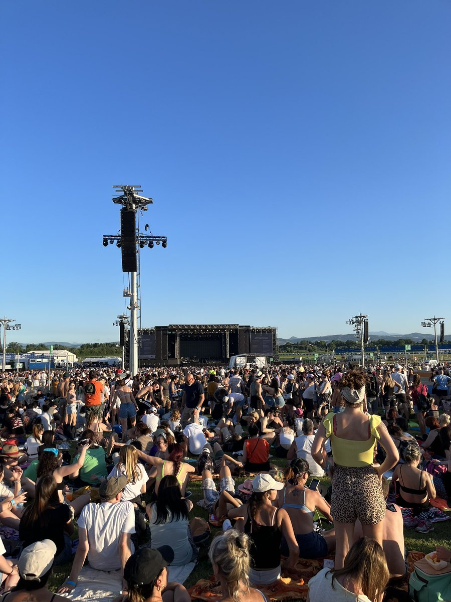 _stylesdimples_'s tweet photo. @z91hnd Confermoo! Io stasera ero a metà della Blue, sono cieca come una talpa e comunque vedevo gli artisti sul palco. Chiaramente non vedi le espressioni facciali senza gli schermi, però dalle foto sembra anche peggio di quel che è https://t.co/lUhbN5jqsQ
