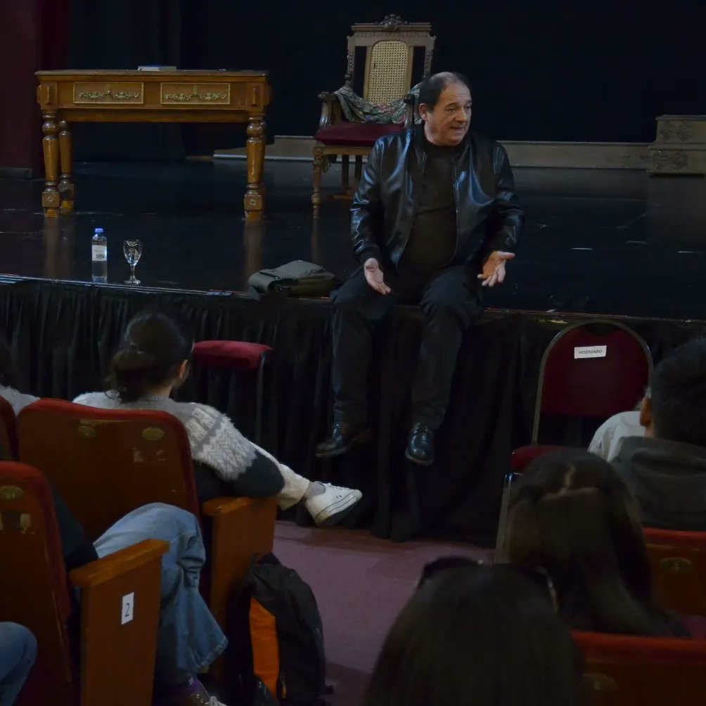 #Real2023 
DIALOGANDO CON JULIO CHAVEZ EN EL TEATRO REAL
Alumnos del  IPET 77 Santiago del Castillo ,  estudiantes y docentes  del Seminario de Teatro   Jolie Libois junto a artistas de la comedia cordobesa disfrutaron de una amena charla   con el reconocido  actor
<a href="/AgCbaCultura/">Cultura CBA</a>