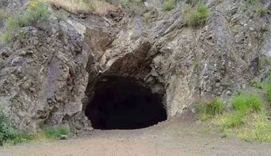 Nobody:

Stoners: 'We should smoke in this cave'