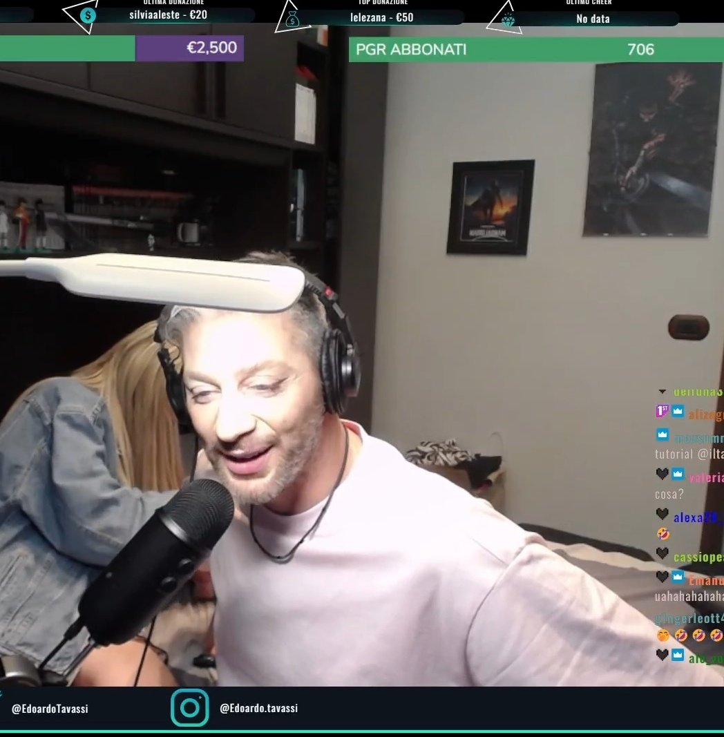 Laura On Twitter questa Live Surreale 