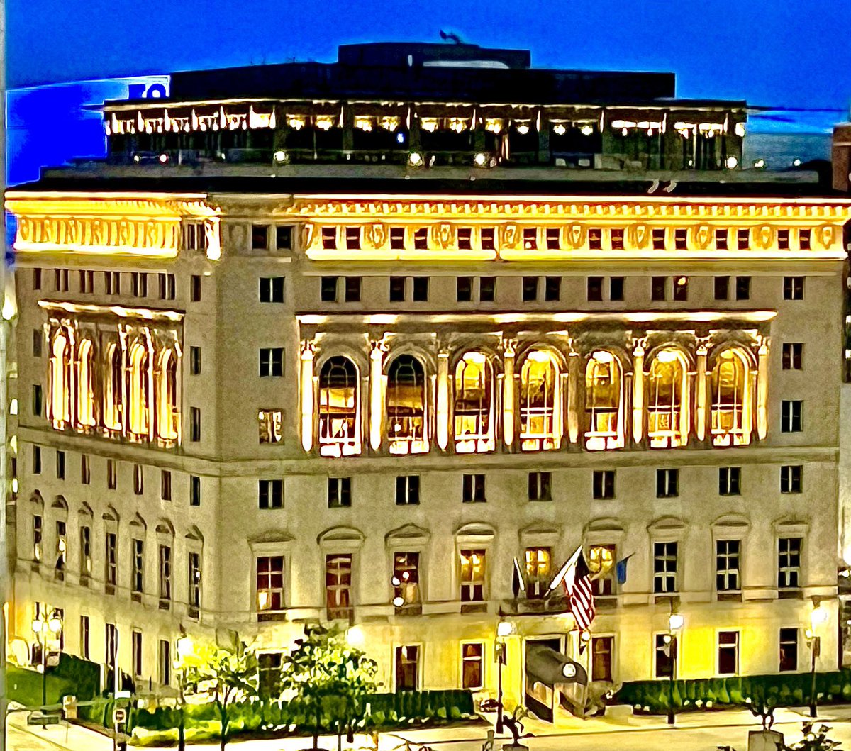 The Detroit Athletic Club was designed in the Neo-Renaissance style in 1915 by Albert Kahn. Thanks to Eric Larson of @DowntownDet⁩ I spoke at DAC to Urban Land Institute Michigan about Universal Design. ⁦⁦@ULIMichigan⁩ #disabilitytwitter #albertkahn ⁦#Detroit⁩