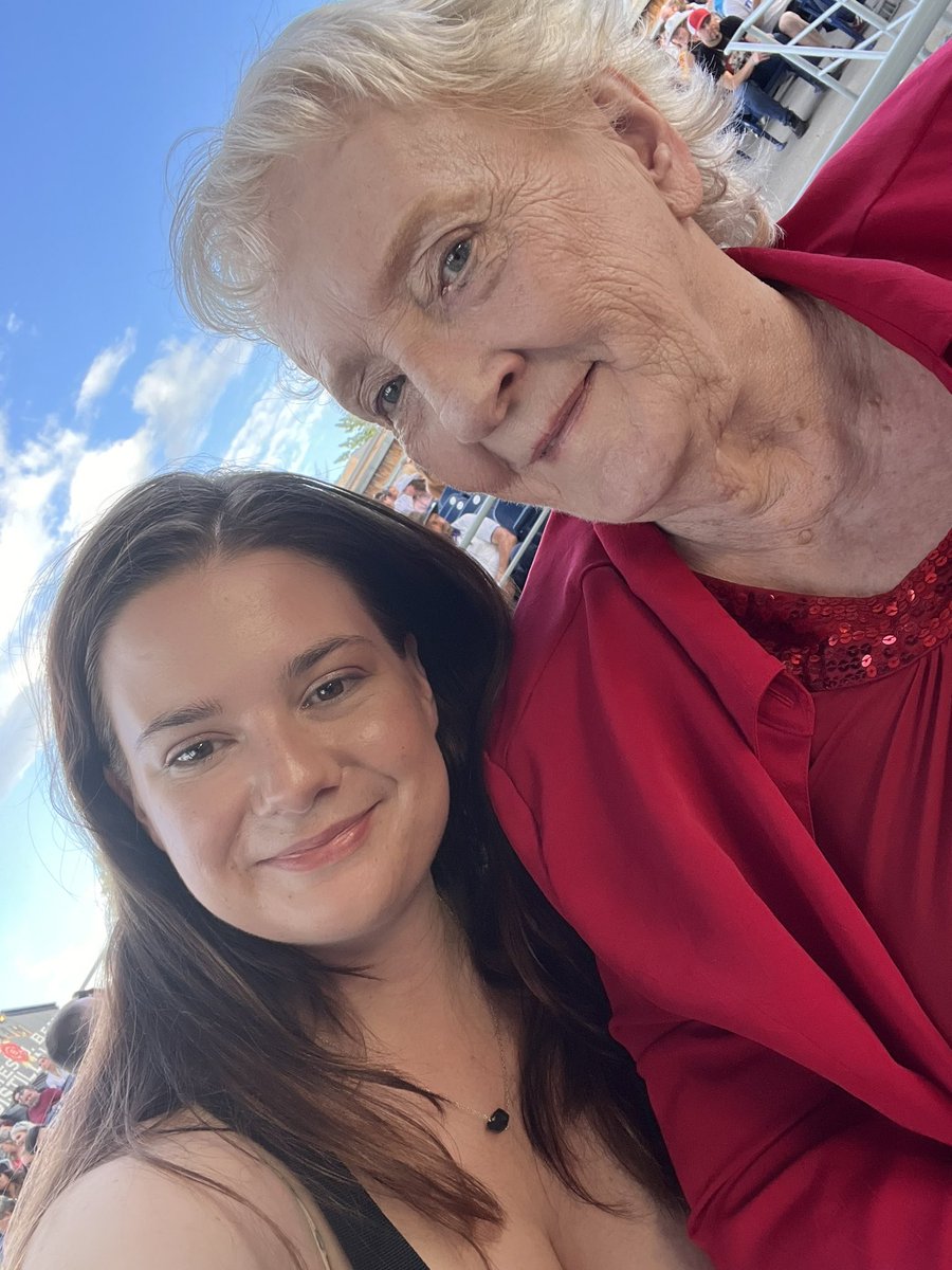 avgalaya's tweet photo. Since I was 4 years old my nanny and I said we were going to go to a Shania Twain concert and today that dream is coming to fruition! @ShaniaTwain #budweiserstage https://t.co/yLV4H9isqJ