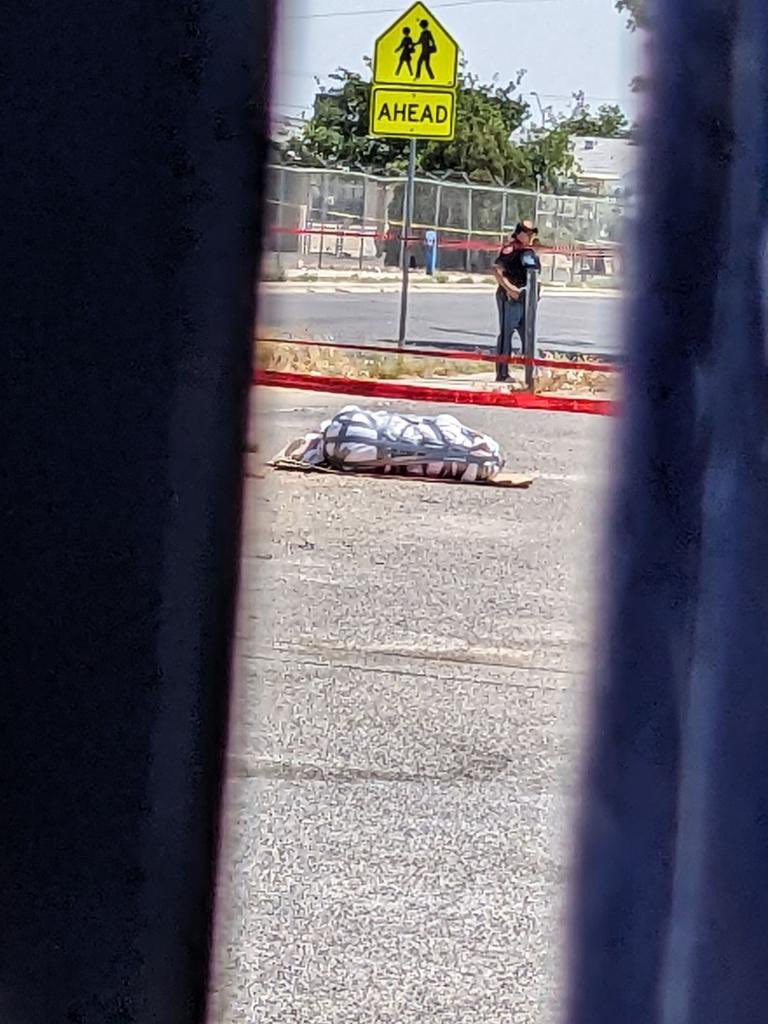 ElPasoYa's tweet photo. 🚨 El Departamento de Policía de El Paso investiga un paquete sospechoso en la cuadra 10080 de la calle Dyer y agregaron que la información es ilimitada. Por otro lado nos comparten esta foto del lugar y testigos mencionan extra oficialmente que tiene 4 horas investigando. https://t.co/3hMcj6leqk