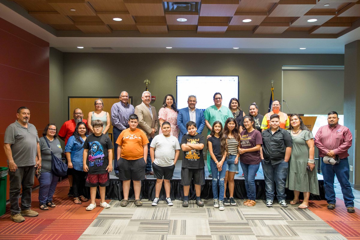 On Wednesday, we had the pleasure of presenting the Superintendent of the Year Award to Mr. Alfredo Segura, Jr. from <a href="/NFPublicSchools/">New Frontiers Public Schools</a>! Thank you Mr. Segura for all you do to support your community and #EducateSouth! 🙏🏆

#PaloAltoCollege #PACproud #SuperintendentOfTheYear
