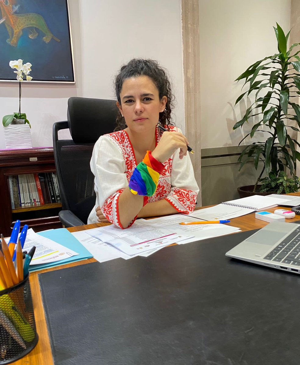 LuisaAlcalde's tweet photo. Hoy las calles se pintan de colores para defender el derecho a amar con libertad 🏳️‍🌈

#AmorEsAmor ❤️ https://t.co/SOZk7NwcTx