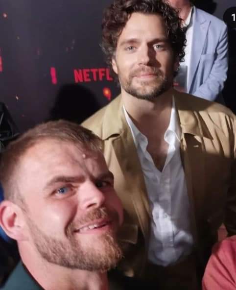 cavill_evans's tweet photo. Henry Cavill com os fãs❤ https://t.co/SWJQO6g1tt