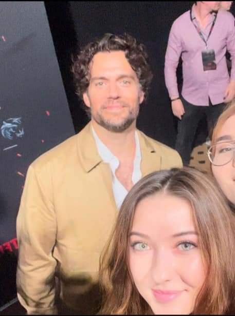 cavill_evans's tweet photo. Henry Cavill com os fãs❤ https://t.co/SWJQO6g1tt