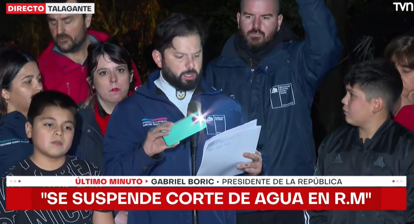 24HorasTVN's tweet photo. ⭕ #AHORA24H |  Presidente @GabrielBoric anuncia que "se suspende el corte de agua en la RM". 

🖥 @tvnplay ➡️ https://t.co/zQyCTBDD87
📡 En vivo ➡️ https://t.co/dScQTp6tzj https://t.co/9TTJiblGkC