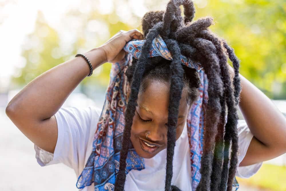 @Rubythelividoll @m0sstrx The hairstyle that hobie had in the movie. It's a version of dreadlocks and you mainly would come see them irl from black people in or from Florida/Southern US, however some people have them from outside Florida as well.