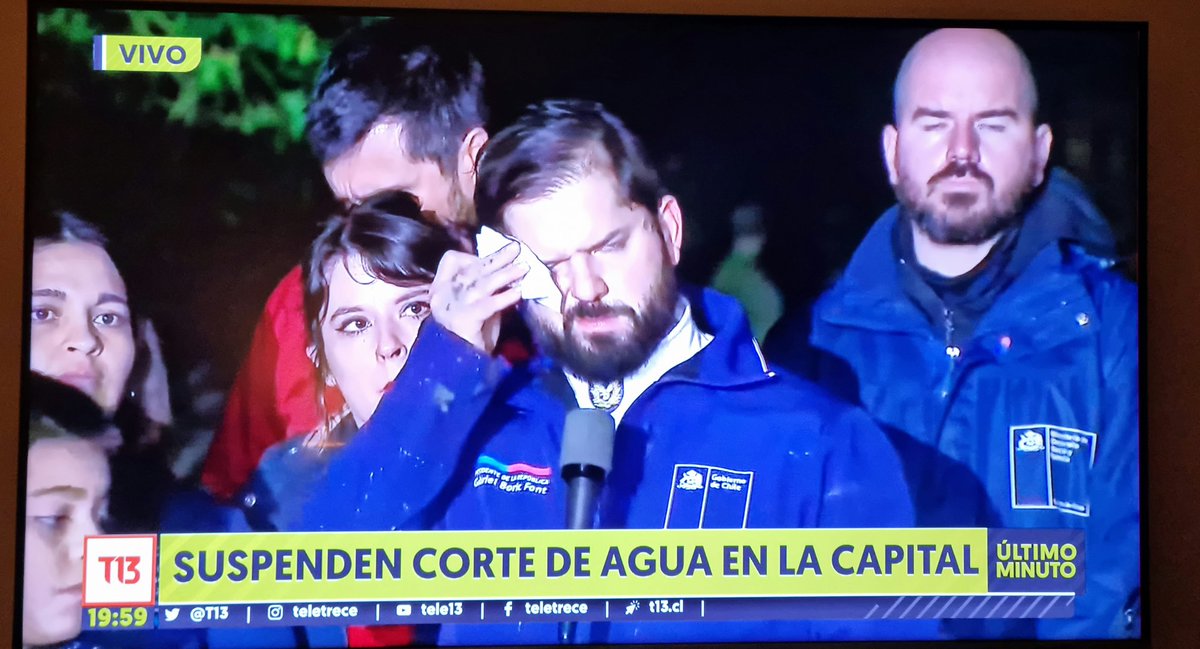 cbarriaz's tweet photo. Ayer avisan que se suspende 14.00, comercio,pymes, familias se prepararan. Día sgte cambian horario a 20.00 hrs. Y ahora suspenden. Saben a cuanta gente perjudicaron?.Cuanta gente vulnerable,hizo todo una parafernalia para esto?.Van a votar el agua que la gente puso en tinas? https://t.co/c2IAYFwAKa