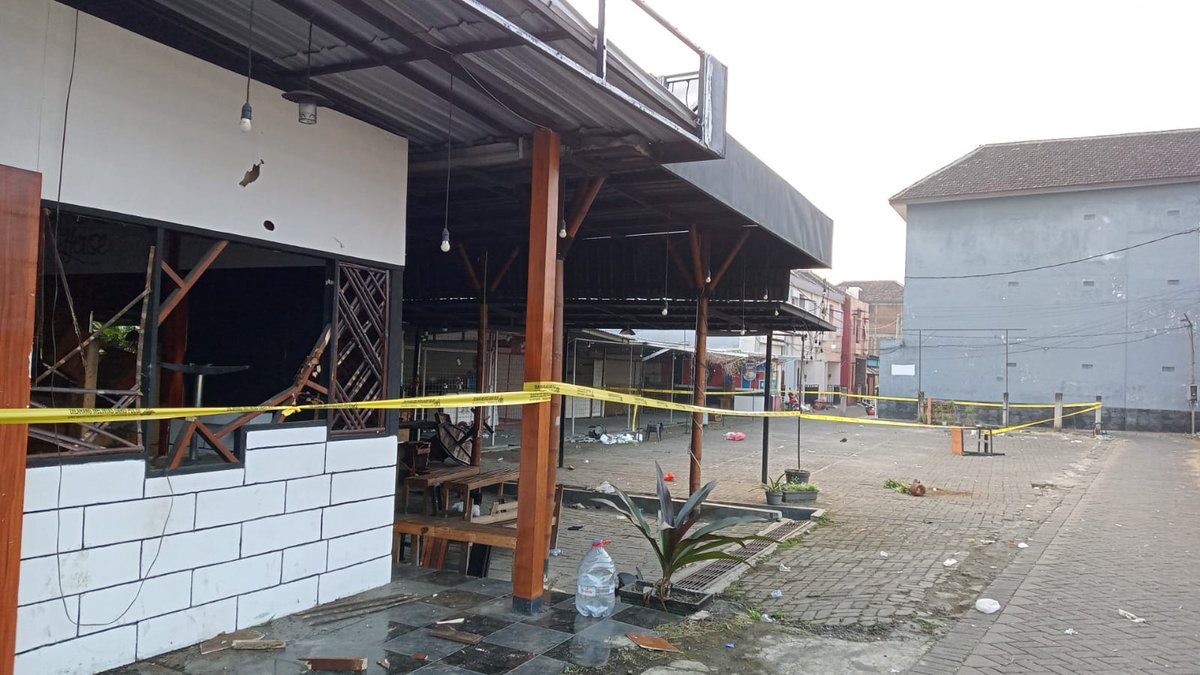 andriandinoraa's tweet photo. Untuk rilis kronologis kejadian bentrokan di belakang UMM Malang yg menimbulkan jatuhnya korban jiwa, menunggu rilis dari pihak kepolisian ya. Sudah ada anggota polsek Karangploso dan Lowokwaru yg berjaga di TKP dan masih dlm pengembangan kejadian. Cc: @infomalang @DalemSatrio https://t.co/PILt1qZboz