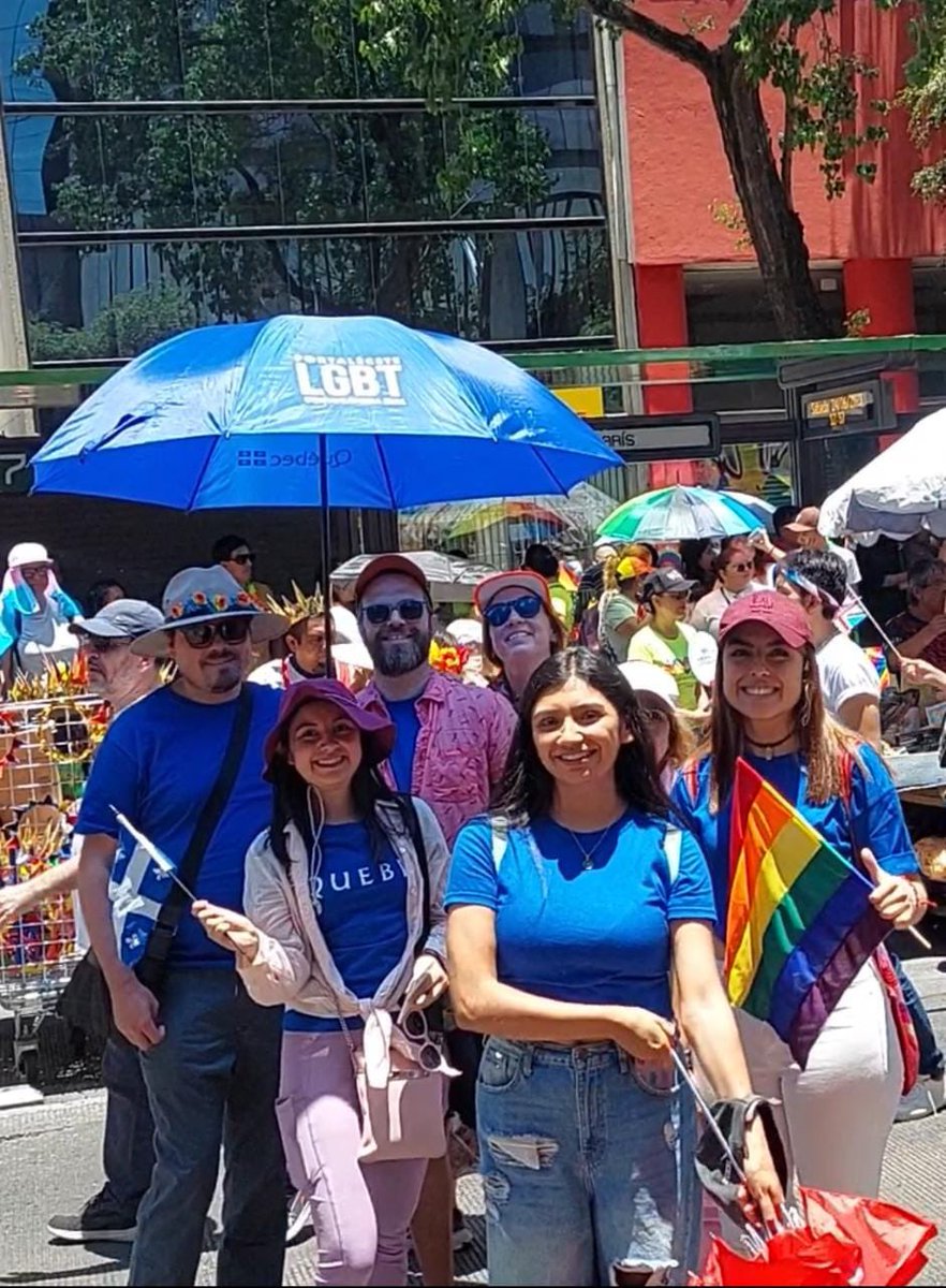 QuebecMX's tweet photo. ¡Qué mejor manera de celebrar la Fiesta nacional de #Québec para el equipo de @QuebecMX que participando en la #MarchaDelOrgullo2023! 🤩⚜️🇲🇽🏳️‍🌈🏳️‍⚧️ Quelle meilleure façon de célébrer la St-Jean qu’en participant à la parade de la fierté à Mexico! 🎉 @MRIF_Quebec @YaajMexico https://t.co/eONF5MtjPV