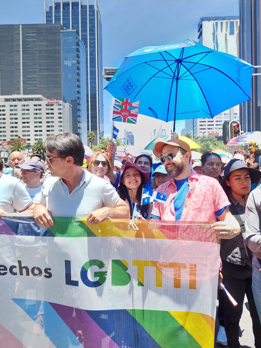 ¡Qué mejor manera de celebrar la Fiesta nacional de #Québec para el equipo de @QuebecMX que participando en la #MarchaDelOrgullo2023! 🤩⚜️🇲🇽🏳️‍🌈🏳️‍⚧️ Quelle meilleure façon de célébrer la St-Jean qu’en participant à la parade de la fierté à Mexico! 🎉 @MRIF_Quebec @YaajMexico