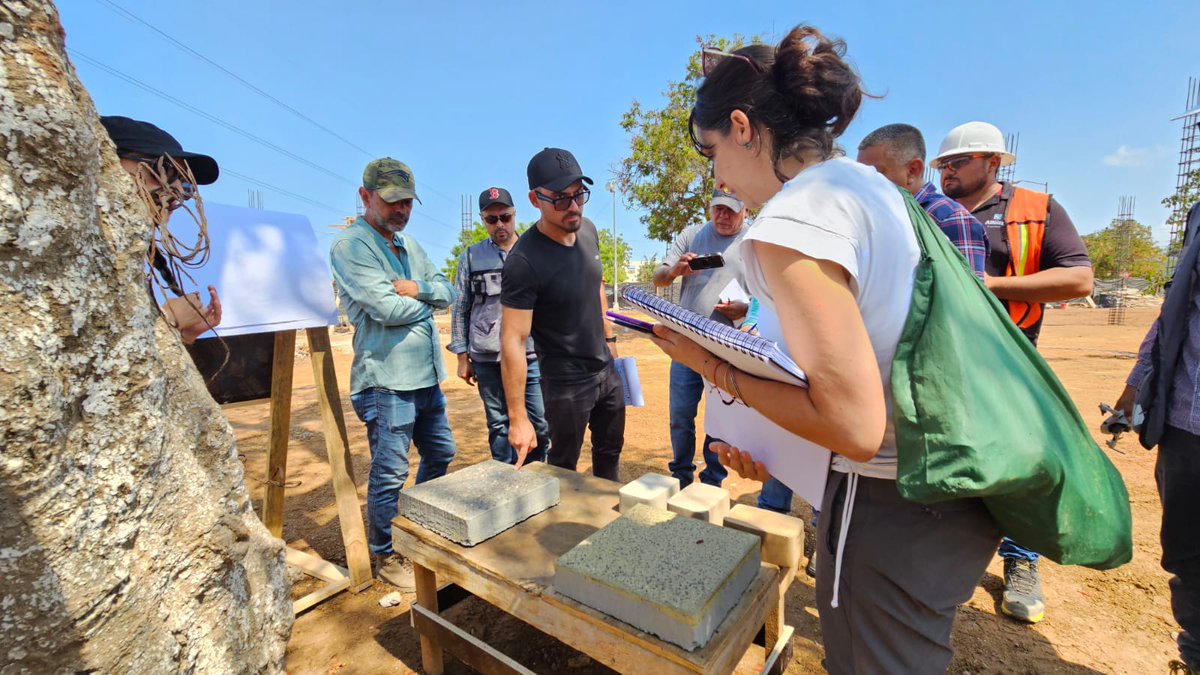 SEDATU_mx's tweet photo. La visita a Mazatlán, #Sinaloa, incluyó la supervisión de dos proyectos contiguos: la construcción de una plaza y un skatepark en la colonia Flores Magón.

Renovamos la imagen de la zona y conectaremos ambos espacios públicos con cruces seguros para la comunidad.

#MazatlánLate❤️ https://t.co/WY1z8bg670