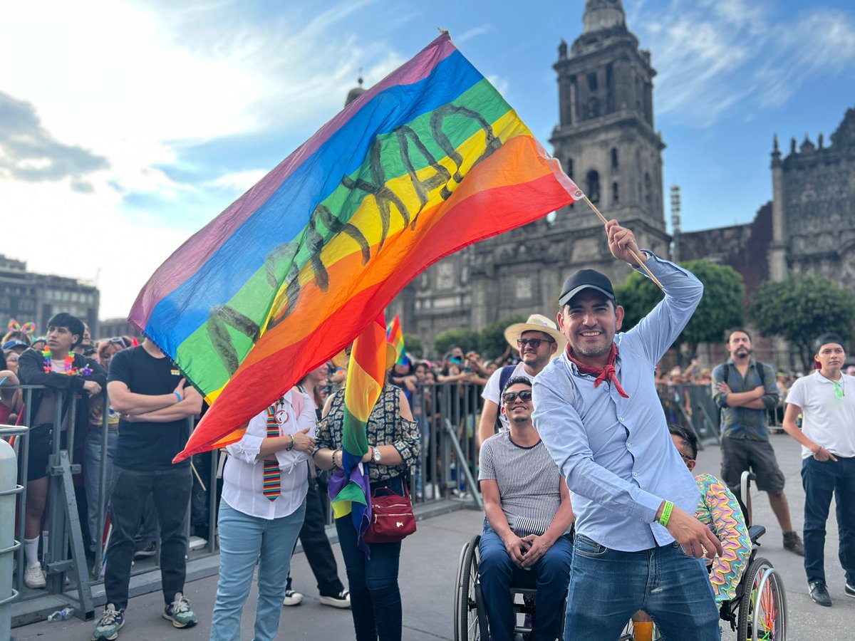 'Familia es quien te ama sin importar a quien ames'

Las voces de todas y todos los miembros de la #ComunidadLGBT siguen retumbando por todo el país.

¡Gracias por ser parte de esta #Marcha2023!

#TomaElAltavoz