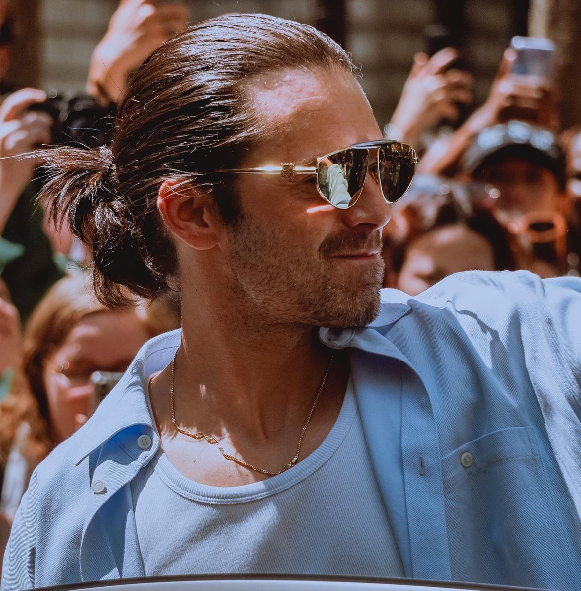 theradrady's tweet photo. Sebastian Stan definitely made the crowds go WILD! 🔥
Via: Josh Osuna /IG/ 📸 https://t.co/sPctbGij2w